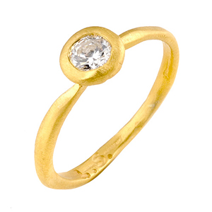  Solitaire round brilliant diamond ring set in yellow gold.