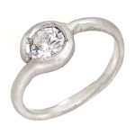  Solitaire round brilliant diamond ring set in yellow gold